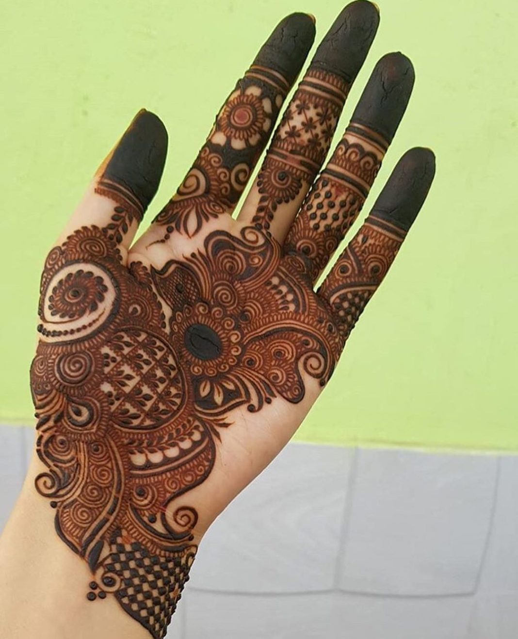 complex mehndi design